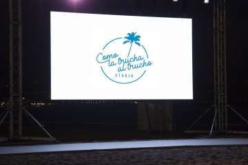 Summerlan se baña en Las Canteras (Foto José Manuel García)